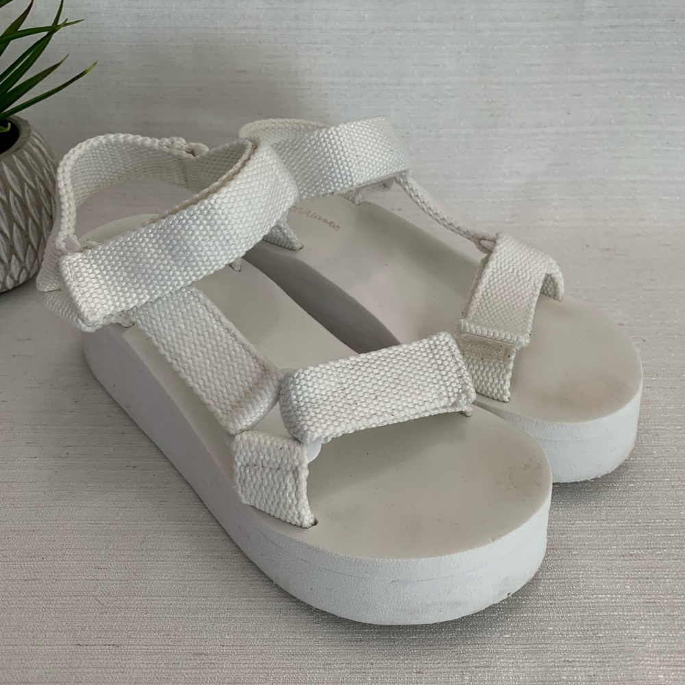 Wild Diva Lounge Sassy White Yoga Mat Platform Sandals Woman’s 7 - Picture 3 of 12